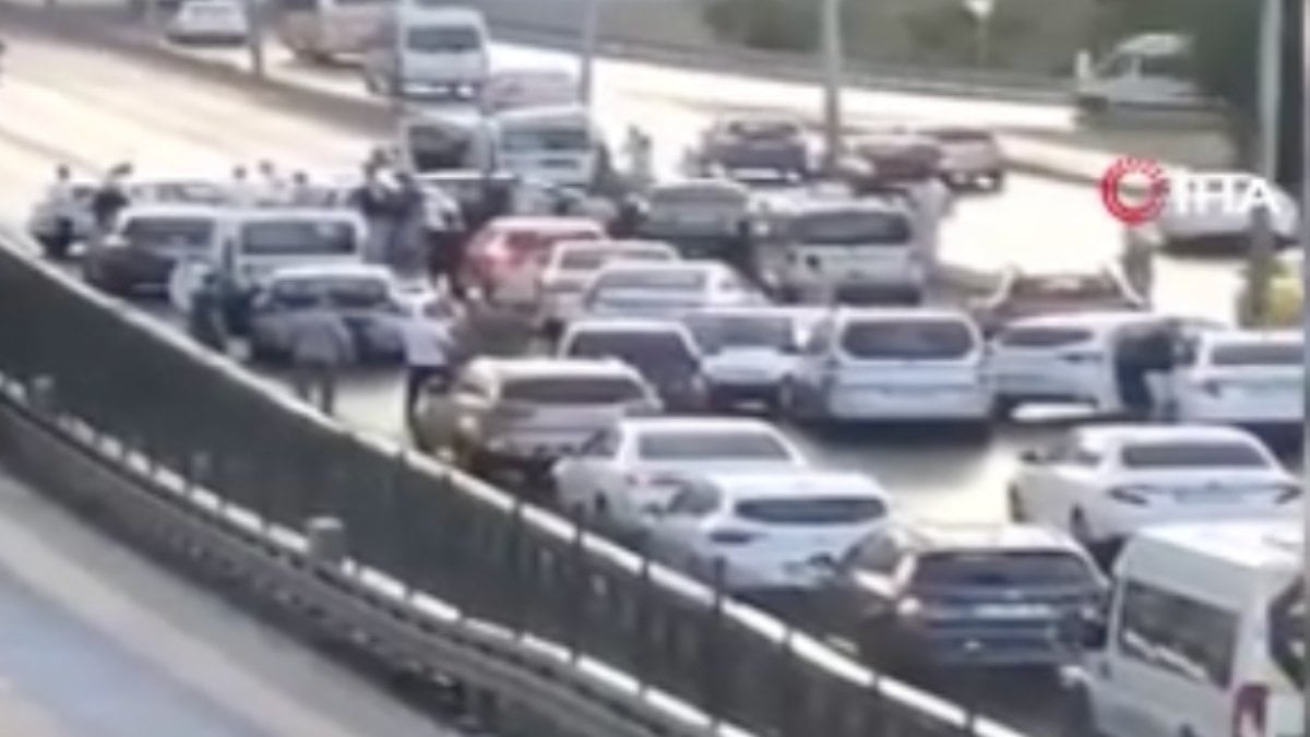 İstanbul’da E-5 karayolunda zincirleme kaza: 10 araç birbirine girdi